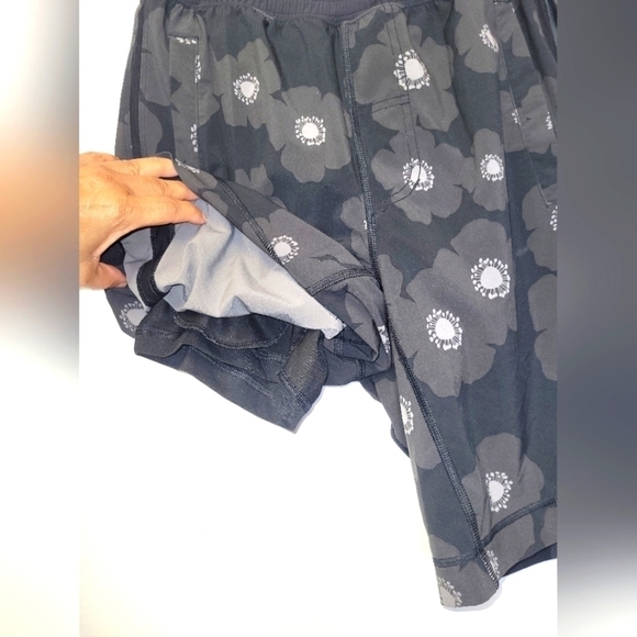 Lululemon Pace Breaker Short 9" Black and Grey Floral Size S - Picture 9 of 16
